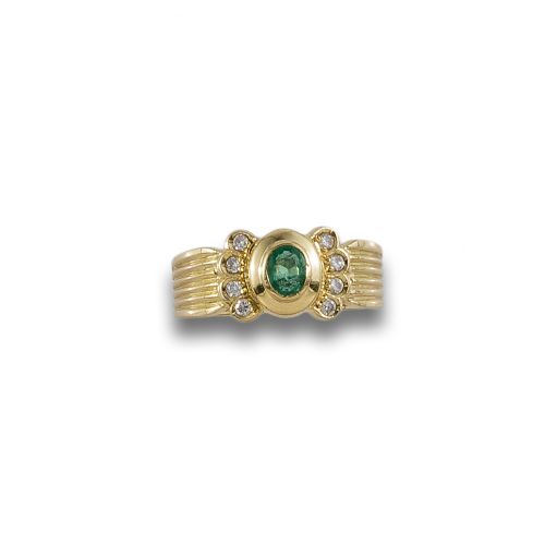 SORTIJA DE ORO, ESMERALDA Y BRILLANTES