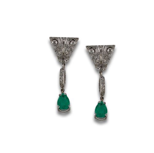PENDIENTES LARGOS DE ORO, ESMERALDAS Y DIAMANTES