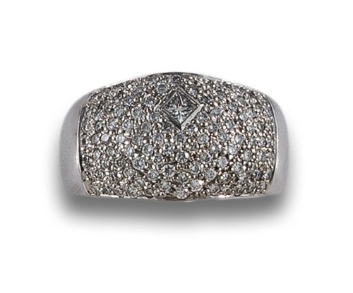 SORTIJA BOMBE DE ORO BLANCO CON PAVÉ DE DIAMANTES Y PRINCES