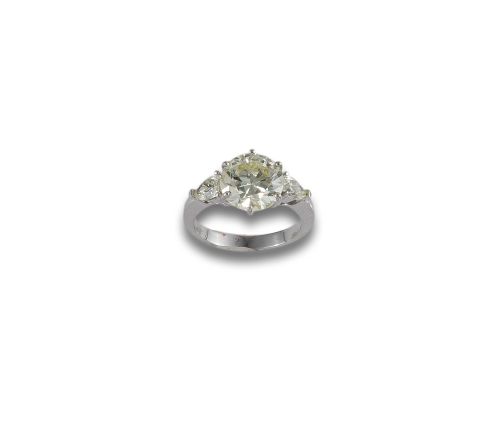 GOLD RING WITH DIAMONDS