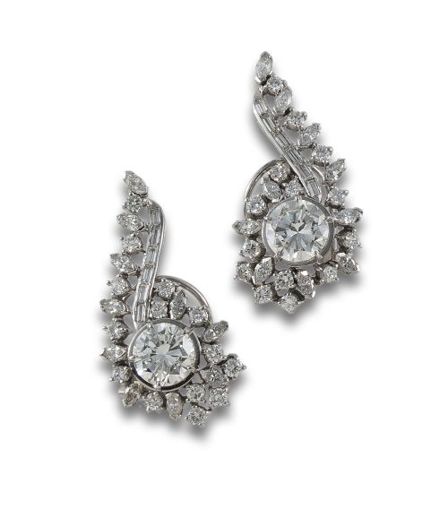 PAREJA DE PENDIENTES CON DIAMANTES