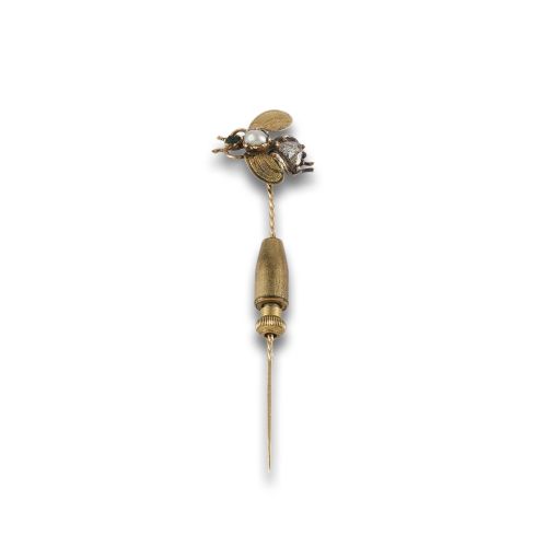 ALFILER ANTIGUO FORMA MOSCA CON DIAMANTE