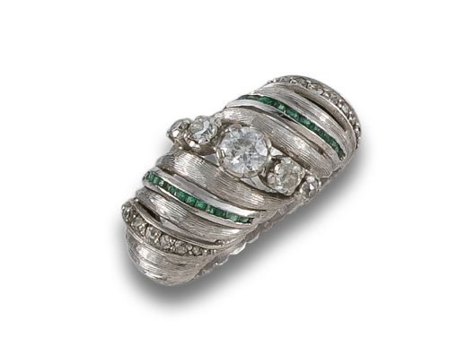 SORTIJA DE PLATINO DIAMANTES Y ESMERDALDAS