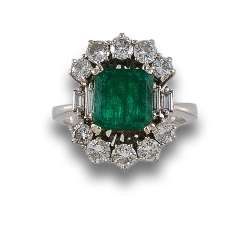 SORTIJA DE ORO CON ESMERALDA Y DIAMANTES