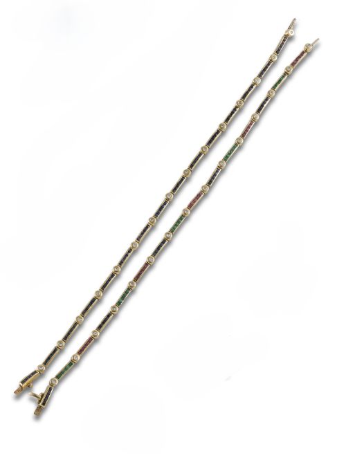 DOS PULSERAS DE ORO CON ZAFIROS, ESMERALDAS, RUBIES Y BRILL