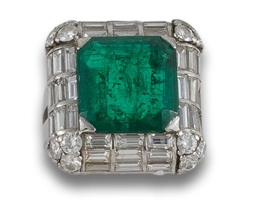 SORTIJA DE PLATINO CON ESMERALDA Y DIAMANTES