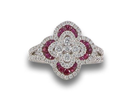 SORTIJA TREBOL DE ORO CON BRILLANTES Y RUBIES 