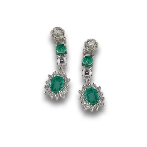 PENDIENTES LARGOS DE ORO, DIAMANTES Y ESMERALDAS. 