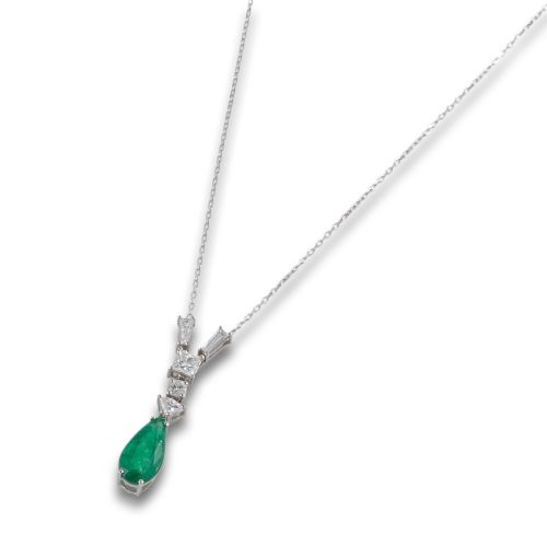 COLGANTE DE ORO BLANCO CON ESMERALDA PERA Y DIAMANTES