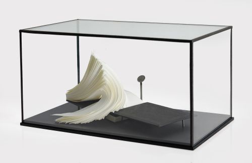 MAR SOLÍS, "Sin título", Escultura de papel y cartón en caj