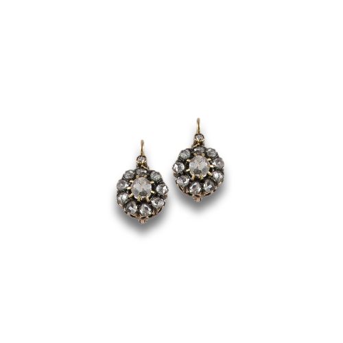 ALFILER DE ORO BAJO CON PERLA Y RUBIES.