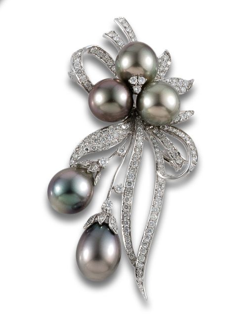 BROCHE DE ORO, DIAMANTES Y PERLAS.