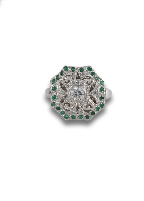 SORTIJA OCTOGONAL DE PLATINO CON ESMERALDAS Y DIAMANTES