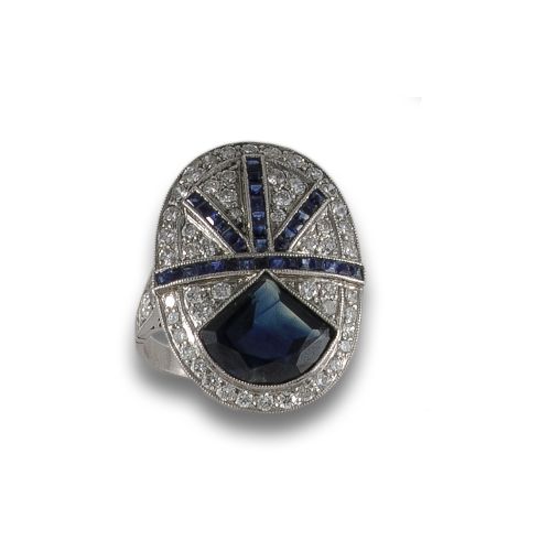 SORTIJA OVALADA EN PLATINO CON DIAMANTES, ZAFIROS 