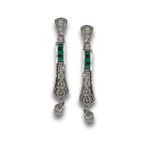 PENDIENTES LARGOS DE PLATINO CON DIAMANTES Y ESMERALDAS