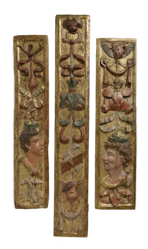 Conjunto de tres fragmentos de retablo, en madera tallada,