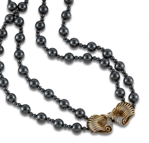 COLLAR DE CUENTAS DE HEMATITES Y BROCHE DE ORO CON DIAMANTE