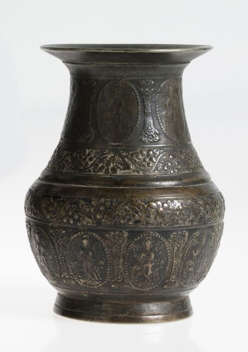 Jarrón ceremonial nepalí, realizado en bronce