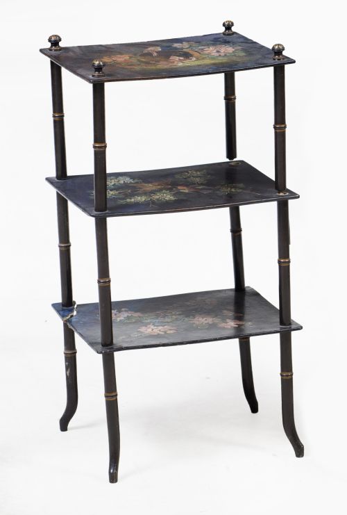 Mesa auxiliar lacada con tres baldas, S. XX