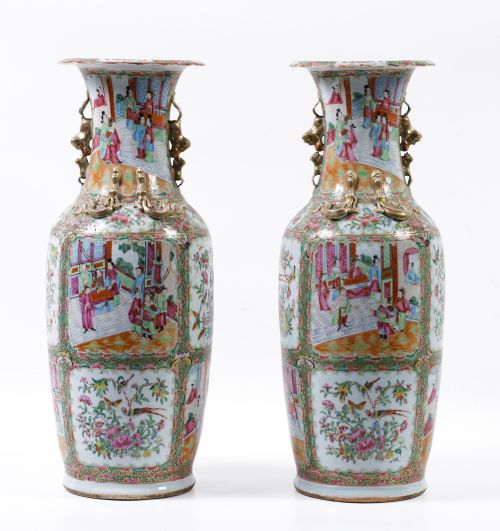 Pareja de jarrones de porcelana china vidriada y policromad