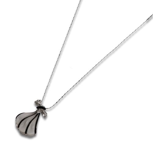 COLLAR DE ORO BLANCO, ESMALTE, VIDRIO Y DIAMANTES.