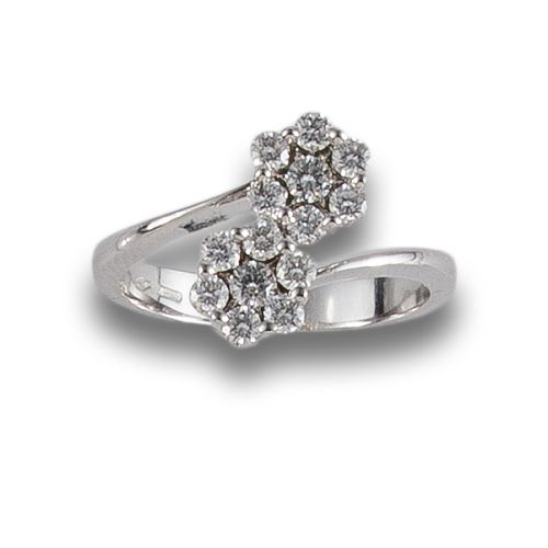 SORTIJA DE ORO CON ROSETONES DE DIAMANTES