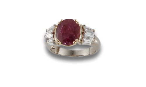 SORTIJA DE ORO CON RUBÍ Y DIAMANTES
