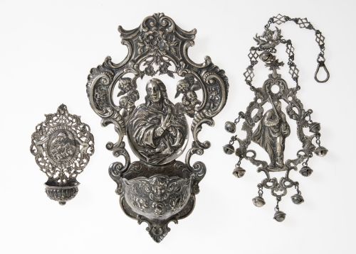 Medallón devocional y dos benditera de plata contrastada, E