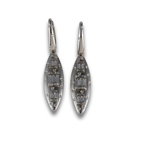 PENDIENTES LARGOS DE ORO BLANCO CON DIAMANTES