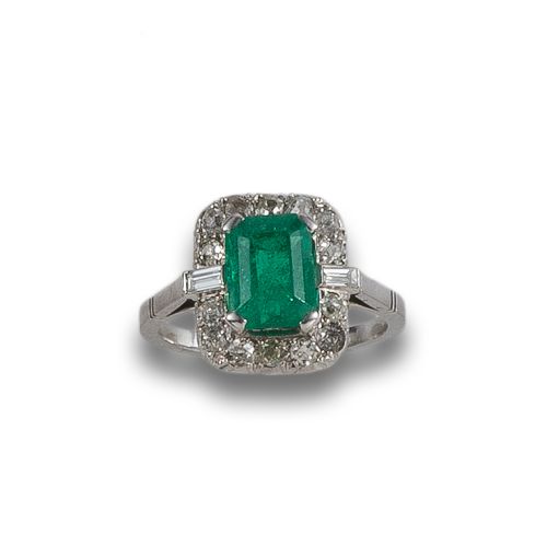 SORTIJA DE PLATINO CON ESMERALDA Y DIAMANTES