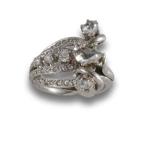 SORTIJA DE PLATINO ESTILO ART DECO, CON ESMERALDAS Y DIAMAN