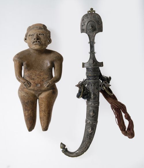 Lote de daga e ídolo precolombino.