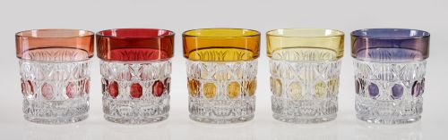 Cinco vasos siguiendo modelos de Bohemia