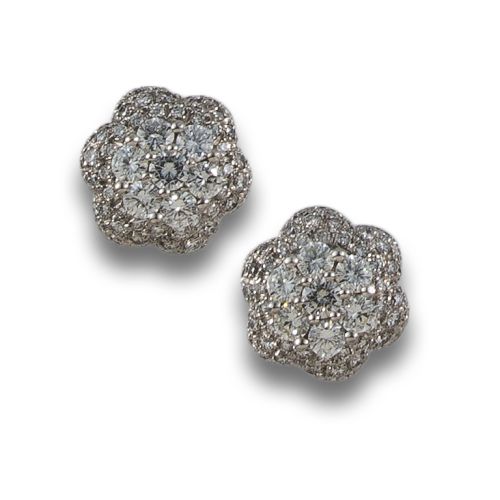 PENDIENTES DE ORO CON FLORETAS DE DIAMANTES