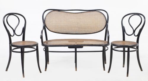 Canapé y pareja de sillas de estilo Thonet, manufactura Mob