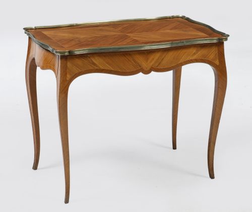 Mesa auxiliar de estilo Luis XV, S. XX
