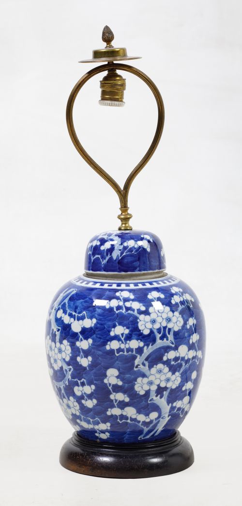 Lámpara de mesa a partir de un bote de jengibre azul cobalt