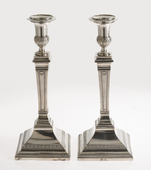 Pareja de candeleros de plata, marcador Maison, platero Uli