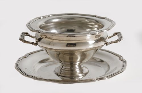 Salsera con base en plata española ingletada, ley 916.