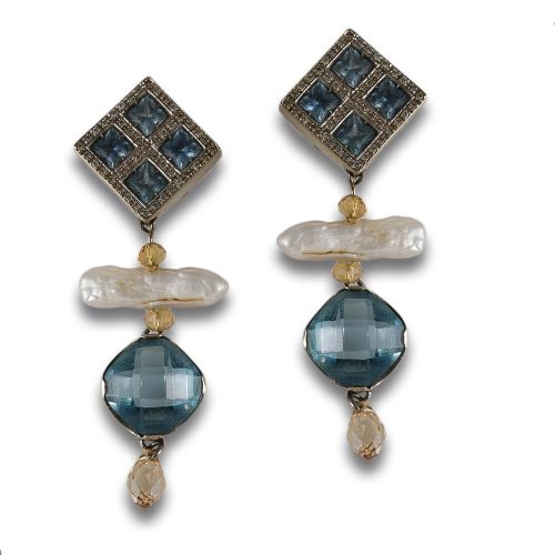 PENDIENTES LARGOS DE ORO CON GEMAS AZULES, PERLA BARROCA Y