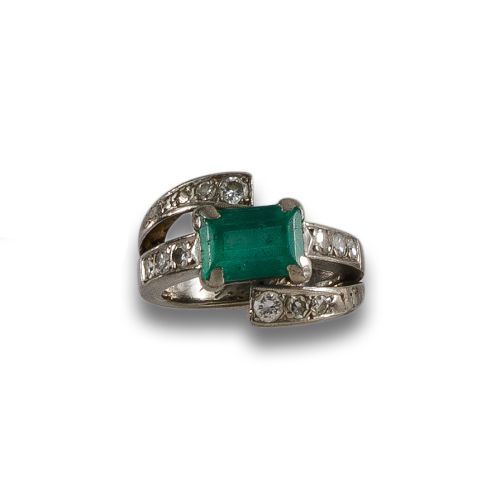 SORTIJA DE PLATINO, ESMERALDA Y DIAMANTES