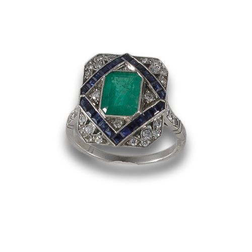 SORTIJA ESTILO ART DECO DE PLATINO, DIAMANTES, ESMERALDAS Y