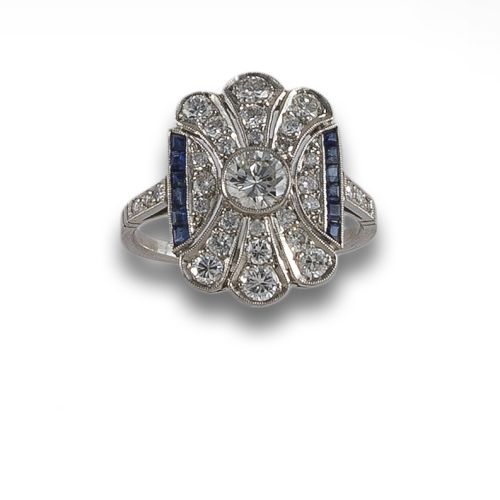 SORTIJA ESTILO ART DECO DE PLATINO, DIAMANTES Y ZAFIROS