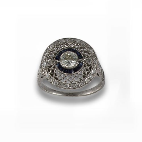 SORTIJA OJO DE PERDIZ DE PLATINO, DIAMANTE Y ZAFIRO