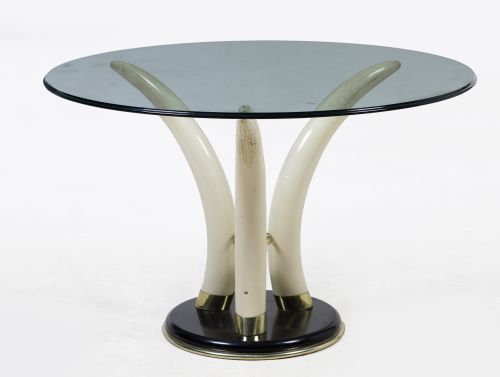 Mesa circular con pie en forma de colmillos, España, c.1970