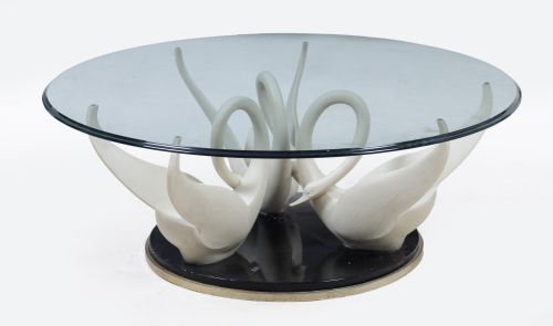 Mesa de centro con pie en forma de cisnes de resina y base