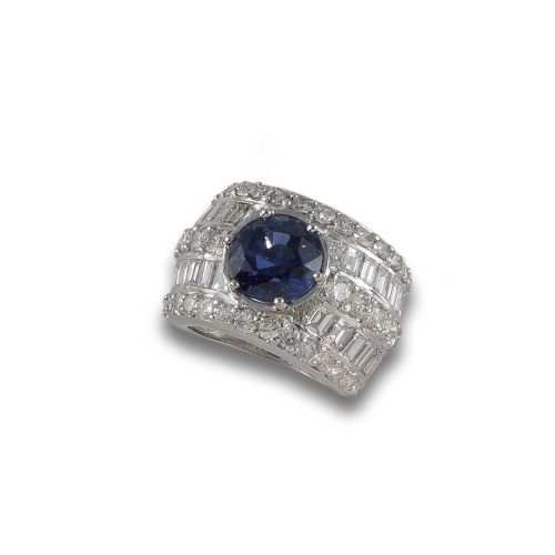 SORTIJA ANCHA EN ORO BLANCO CON ZAFIRO Y DIAMANTES
