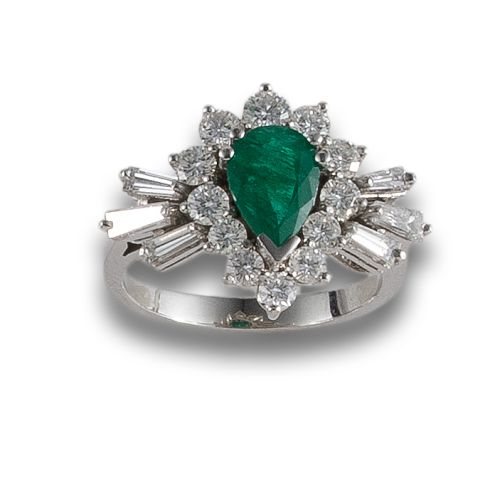 SORTIJA CON ESMERALDA Y DIAMANTES