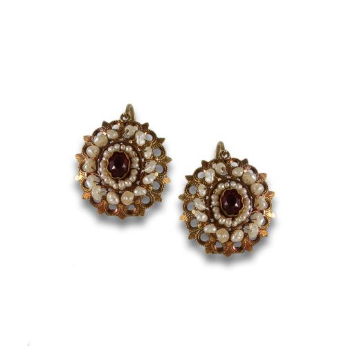 PENDIENTES ANTIGUOS DE ORO, PERLAS Y GEMAS ROJAS.