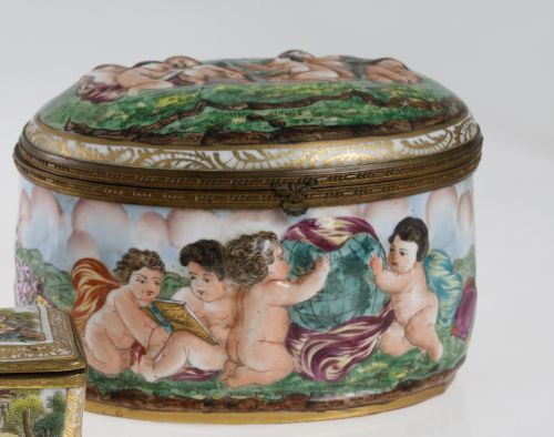 Caja en porcelana napolitana de Capdimonte S.XX, vidriada